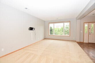 8395 Townsend Dr in Eden Prairie, MN - Foto de edificio - Building Photo