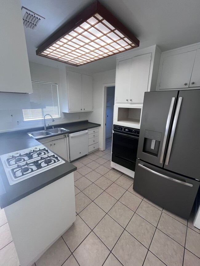 2035 Kellogg Way in Rancho Cordova, CA - Building Photo - Building Photo