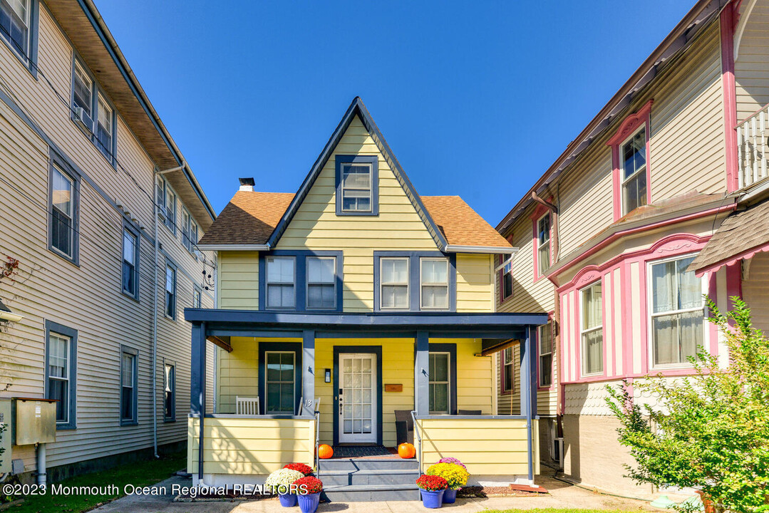 13 Pilgrim Pathway in Ocean Grove, NJ - Building Photo