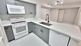 12124 St.Andrews Pl in Miramar, FL - Building Photo