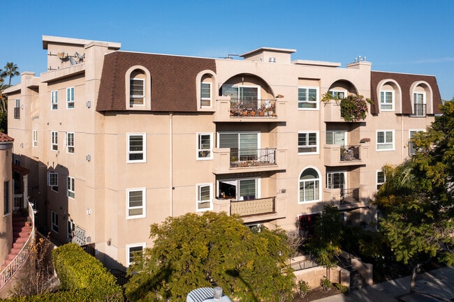 8555 Cashio St in Los Angeles, CA - Foto de edificio - Building Photo