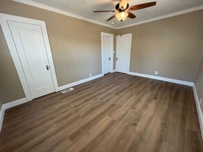 741 E Apricot Ave in Tulare, CA - Foto de edificio - Building Photo