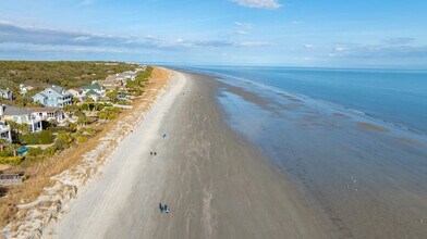 13 Dewberry Ln in Hilton Head Island, SC - Building Photo - Building Photo