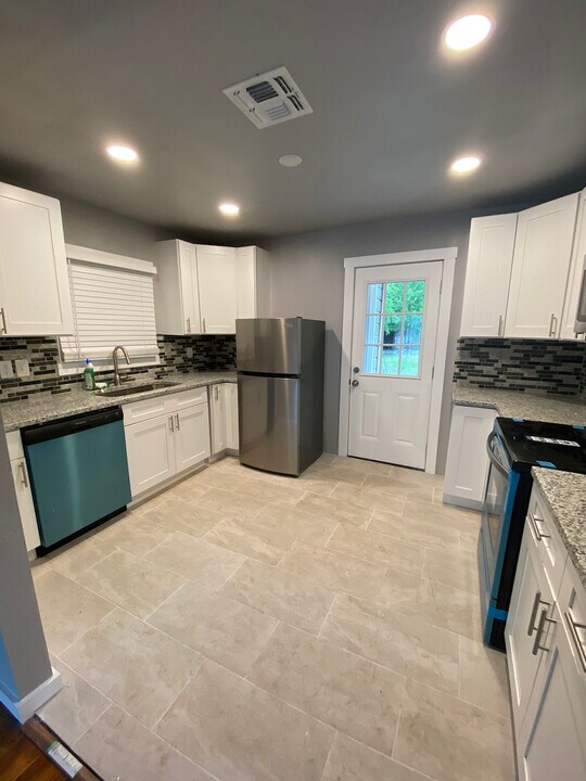 1907 Burnet St in San Antonio, TX - Building Photo