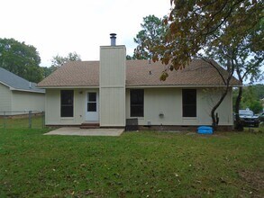 6827 Kizer Dr in Fayetteville, NC - Foto de edificio - Building Photo