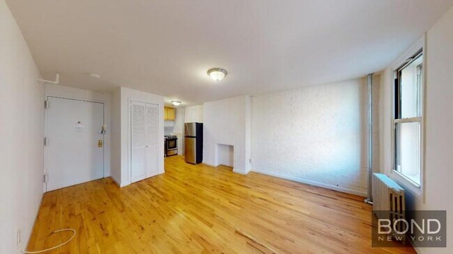 43 E 1st St in New York, NY - Building Photo - Building Photo