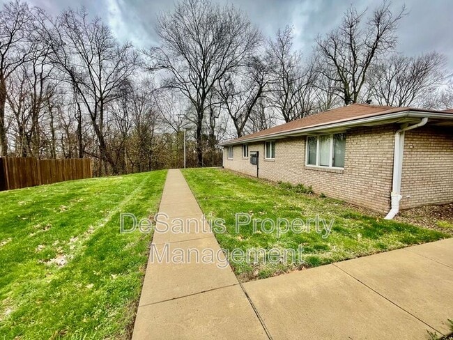 405 Lunar Ln in Coraopolis, PA - Building Photo - Building Photo