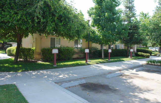 Pineview Apartments in Bakersfield, CA - Foto de edificio - Building Photo