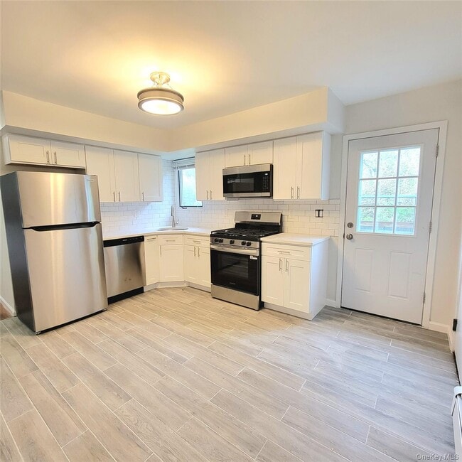 571 Nassau Blvd in West Hempstead, NY - Building Photo - Building Photo