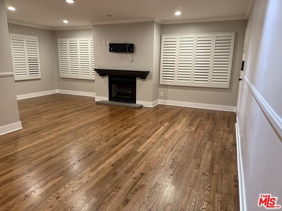 18148 Hartland St in Los Angeles, CA - Building Photo