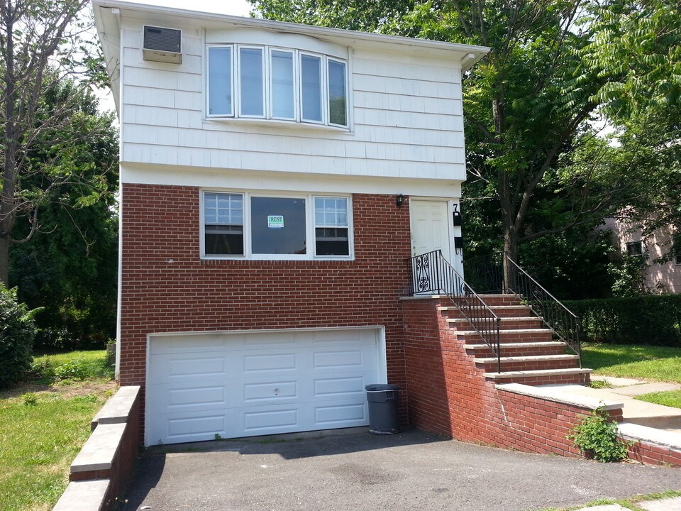 7 Brookwood St, Unit 2nd floor in East Orange, NJ - Building Photo
