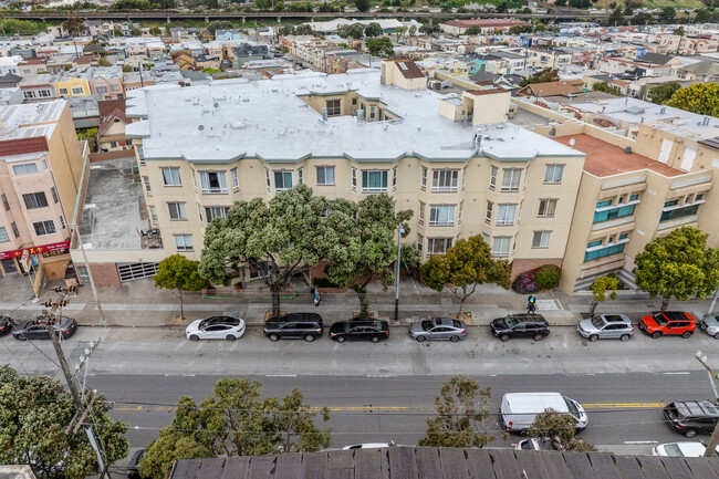 5810 Mission St in San Francisco, CA - Foto de edificio - Building Photo