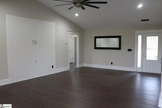 204 Golden Leaf Ln in Simpsonville, SC - Building Photo - Building Photo