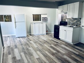 608 Virginia Dr-Unit -C in Bradenton, FL - Building Photo - Building Photo