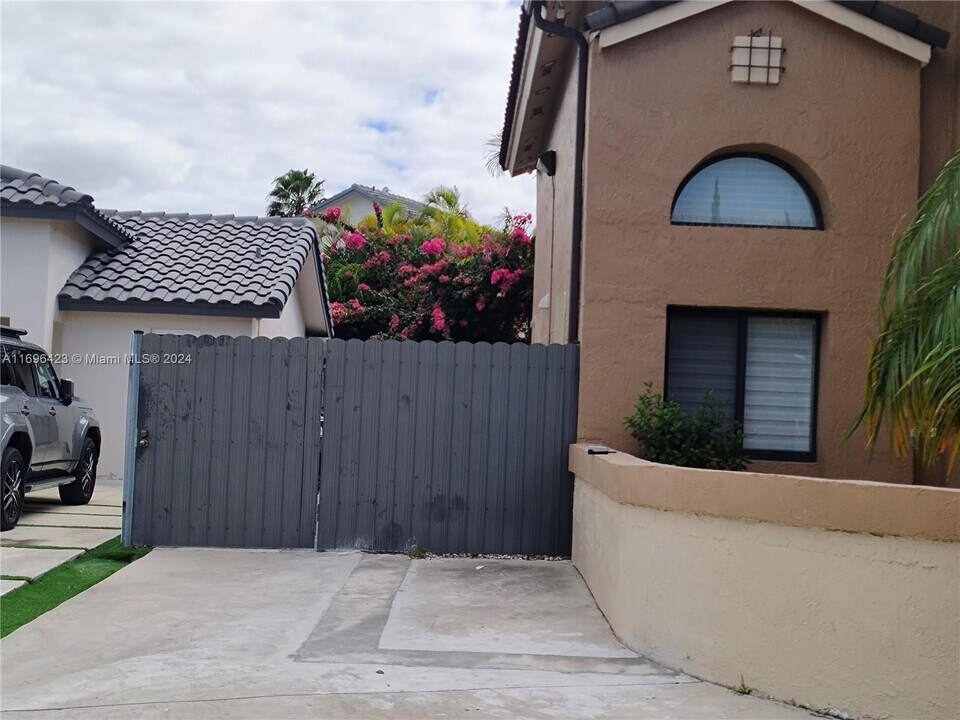 15366 SW 62nd Ter in Miami, FL - Building Photo