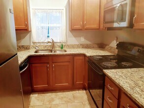 10 Weeks St in Cumberland, RI - Foto de edificio - Building Photo