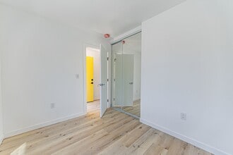 211 E 47th St in Los Angeles, CA - Building Photo - Building Photo