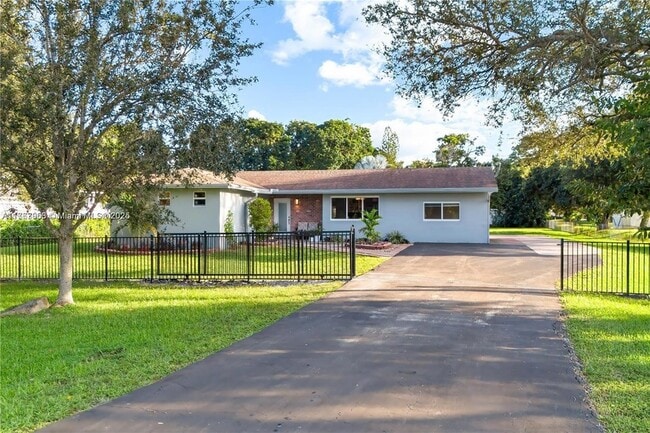 13390 SW 26th St in Davie, FL - Building Photo - Building Photo
