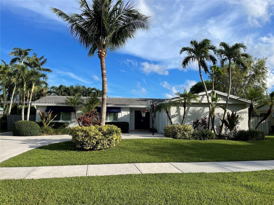 10540 SW 96th St in Miami, FL - Building Photo