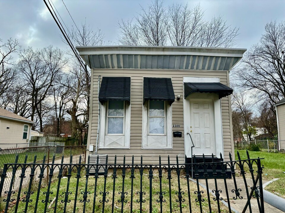 2300 W Madison St in Louisville, KY - Building Photo