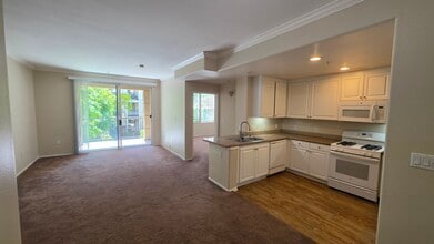 2264 Watermarke Pl, Unit 2264 in Irvine, CA - Foto de edificio - Building Photo