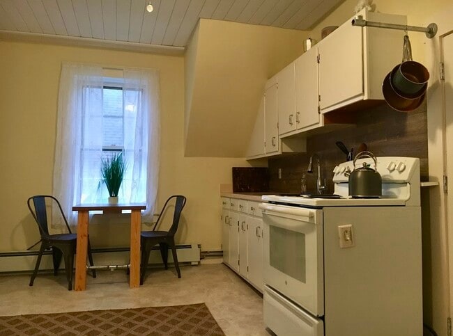 3 Lareau Ct, Unit Upstairs in Lebanon, NH - Foto de edificio - Building Photo