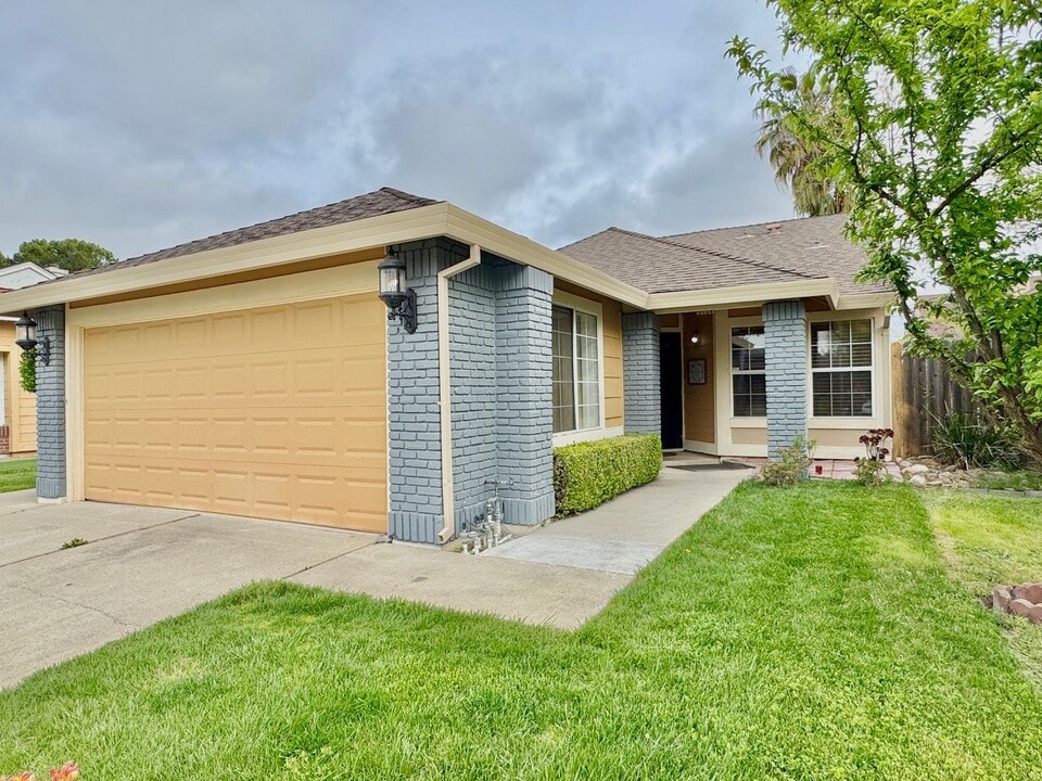 9241 Harrogate Way in Elk Grove, AZ - Building Photo