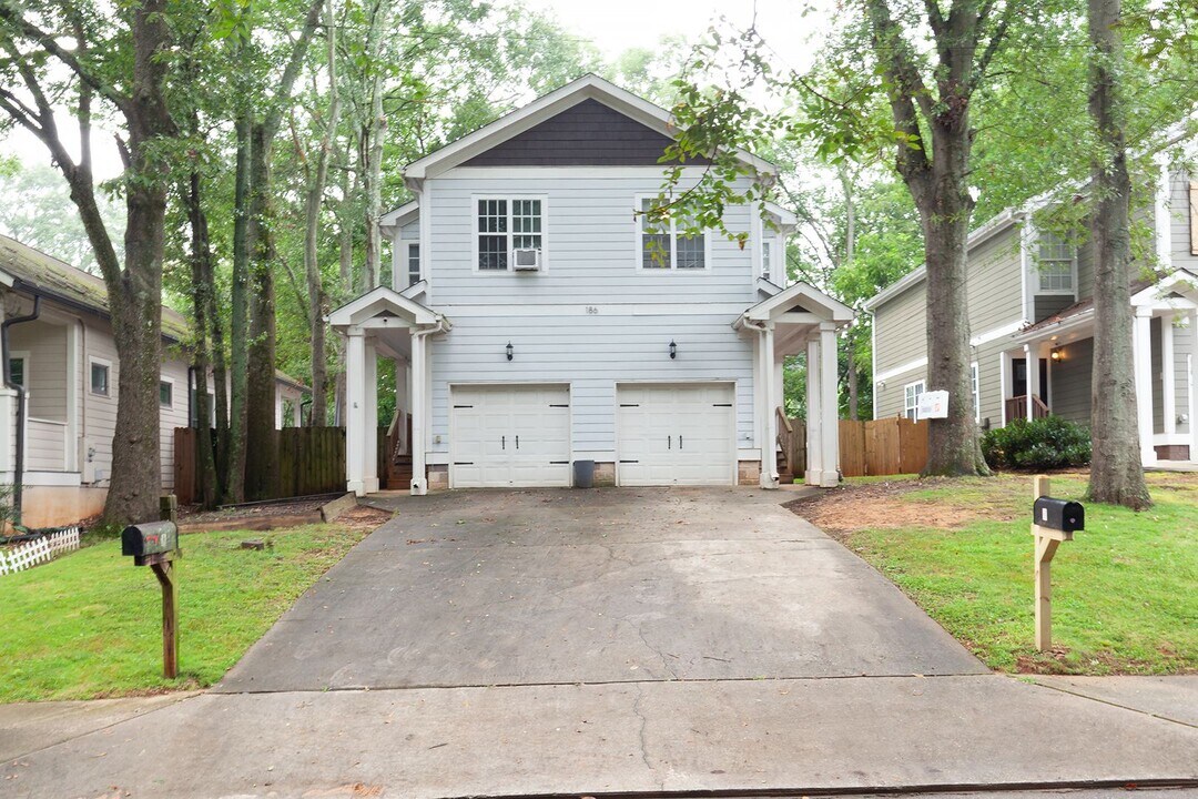 186 Hutchinson St NE in Atlanta, GA - Building Photo