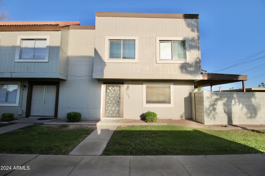 1006 E Diamond Dr in Tempe, AZ - Foto de edificio