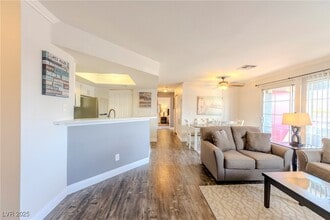 8600 W Charleston Blvd in Las Vegas, NV - Foto de edificio - Building Photo