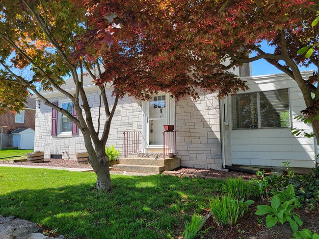 125 Gerhart Ave in Ephrata, PA - Foto de edificio - Building Photo