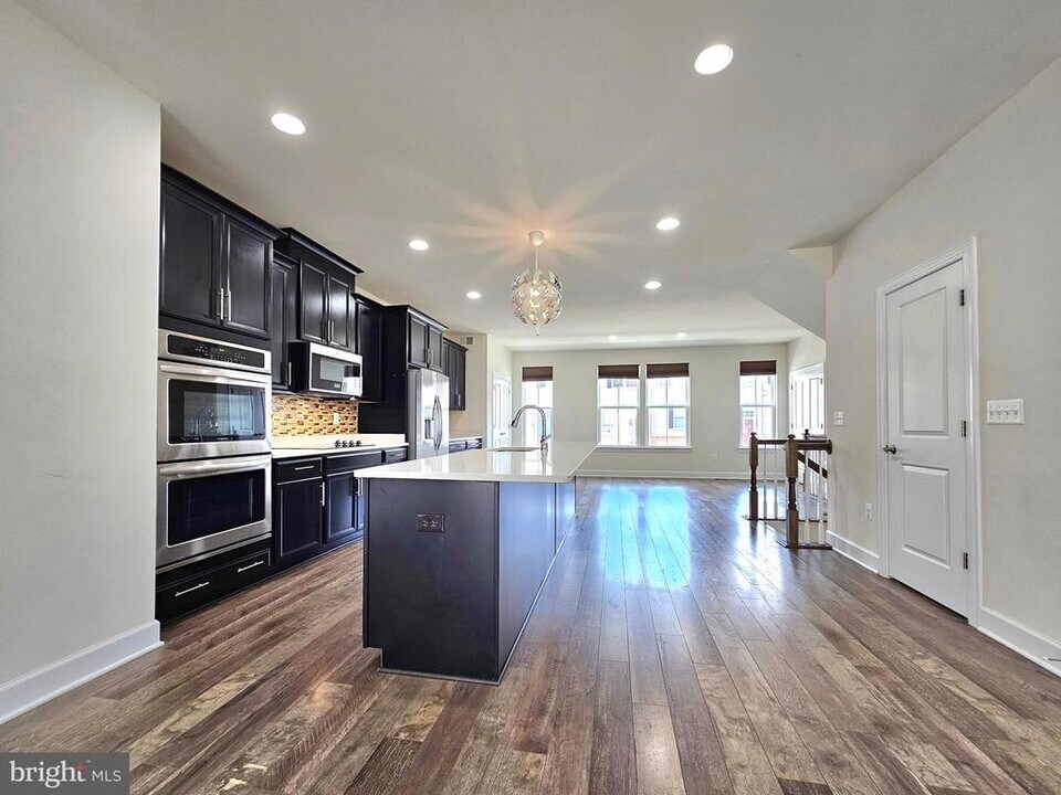 8820 Englewood Farms Dr in Manassas, VA - Building Photo