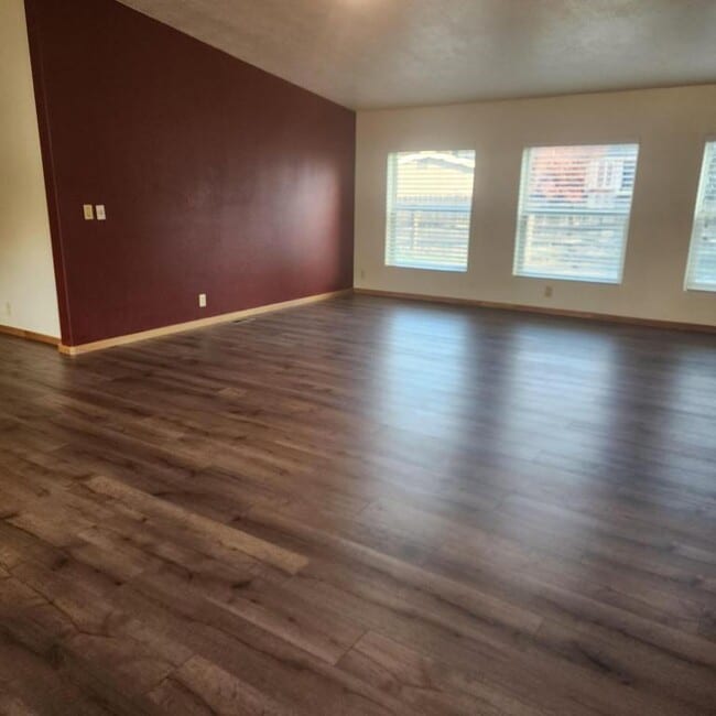 1015 Doneen Ln in Grants Pass, OR - Building Photo - Building Photo