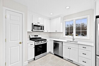 196 Summer St in Hingham, MA - Foto de edificio - Building Photo