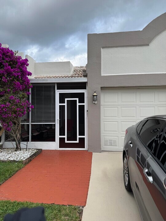 9185 Flynn Cir in Boca Raton, FL - Building Photo
