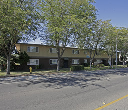 Carmichael Court Apartments in Sacramento, CA - Building Photo - Building Photo