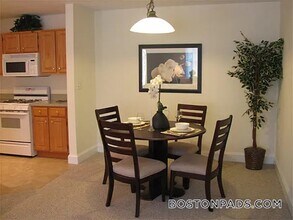 105 Westgate Dr, Unit 7 in Burlington, MA - Foto de edificio - Building Photo