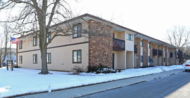 465 Main St, Unit Crystal Springs Apt. in Lomira, WI - Foto de edificio