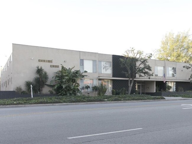 10822 Victory Blvd in North Hollywood, CA - Foto de edificio - Building Photo