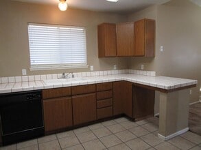 325 Cantebury Dr in Lemoore, CA - Building Photo - Building Photo