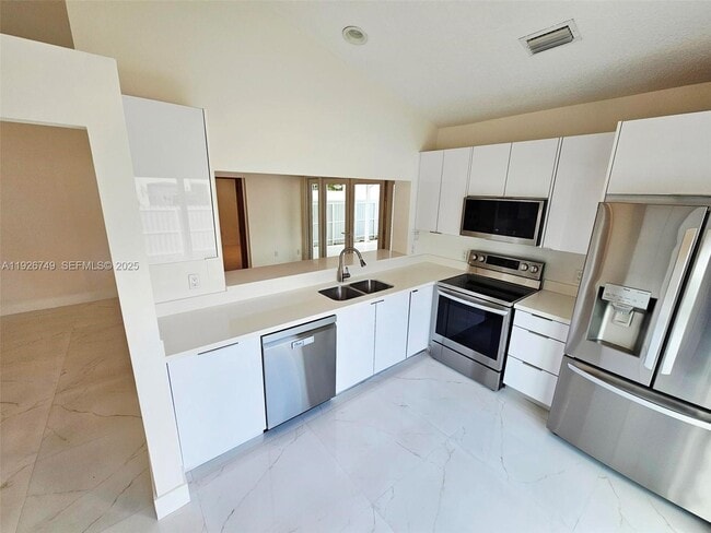 8041 NW 191st St in Hialeah, FL - Building Photo - Building Photo