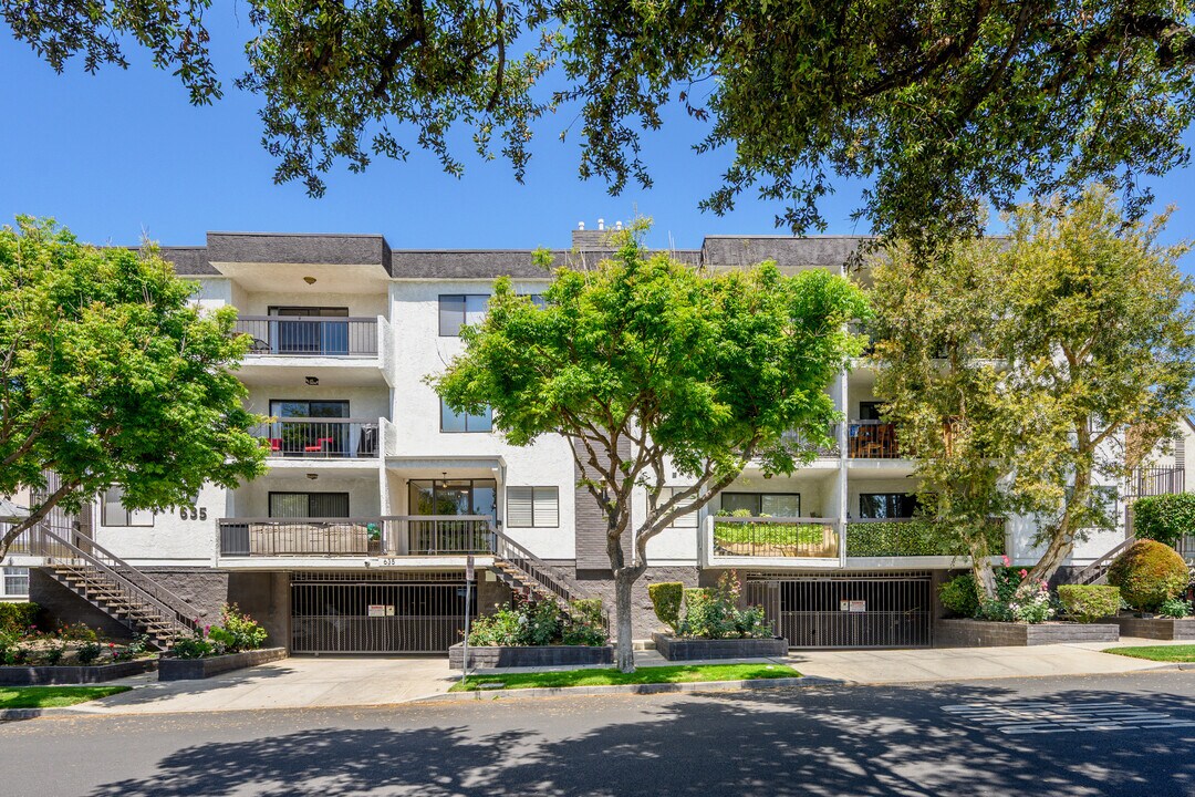 635 E Elmwood Ave, Unit 301 in Burbank, CA - Building Photo