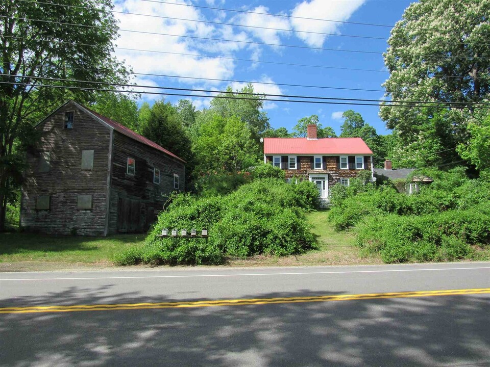 81 Chester Rd in Raymond, NH - Building Photo