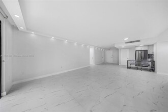 9801 Collins Ave, Unit 15X in Bal Harbour, FL - Building Photo - Building Photo