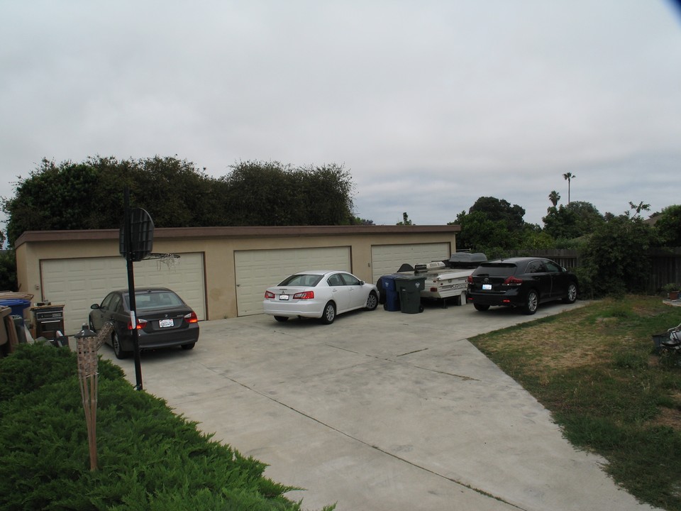 820-828 Petit Ave in Ventura, CA - Building Photo