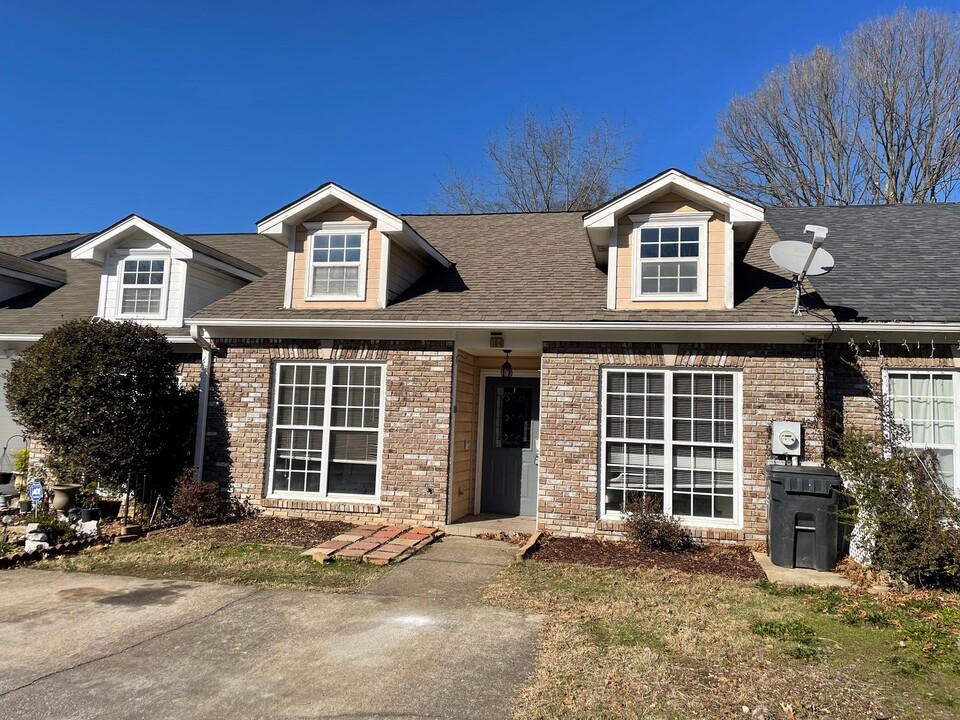 194 Chase Creek Cir in Pelham, AL - Building Photo