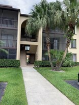 617 Sea Pine Way, Unit D2 in Greenacres, FL - Building Photo