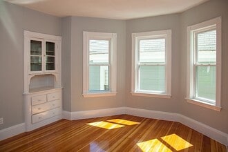 21 Granite St, Unit 1 in Somerville, MA - Foto de edificio - Building Photo