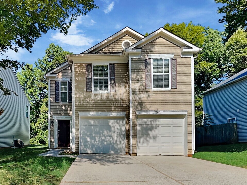 7601 Eben Dr in Charlotte, NC - Building Photo