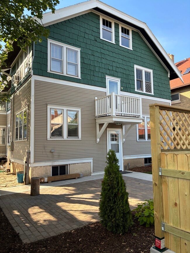 4012 N Stowell Ave, Unit 4012 in Shorewood, WI - Foto de edificio - Building Photo